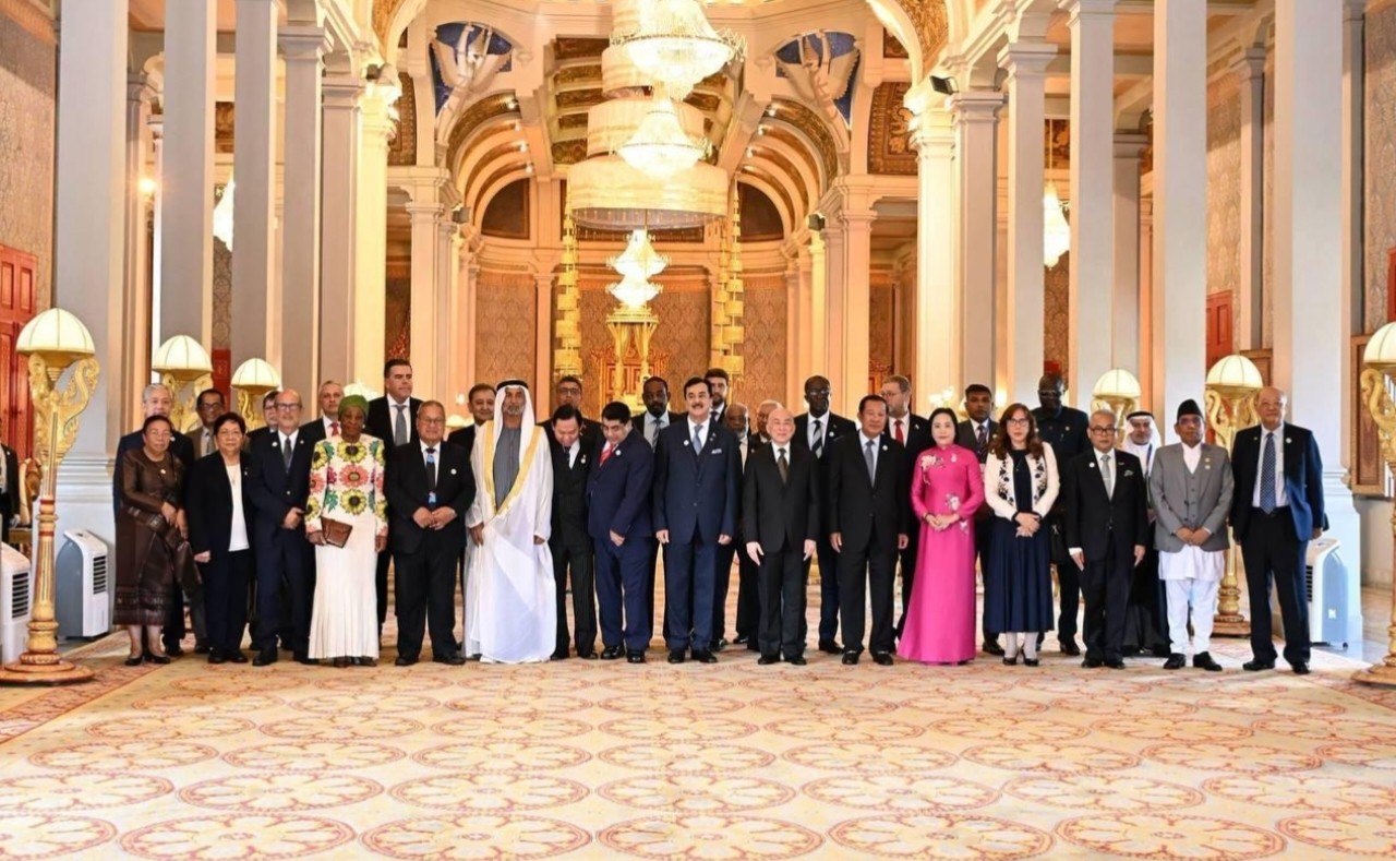 Chairman Senate of Pakistan and Founding Chairman of the Inter-Parliamentary Speakers' Conference (ISC), Syed Yousaf Raza Gilani, in a group photo with His Majesty the King of Cambodia Norodom Sihamoni, in Phnom Penh on the sidelines of the 2nd Inter-Parliamentary Speakers' Conference.