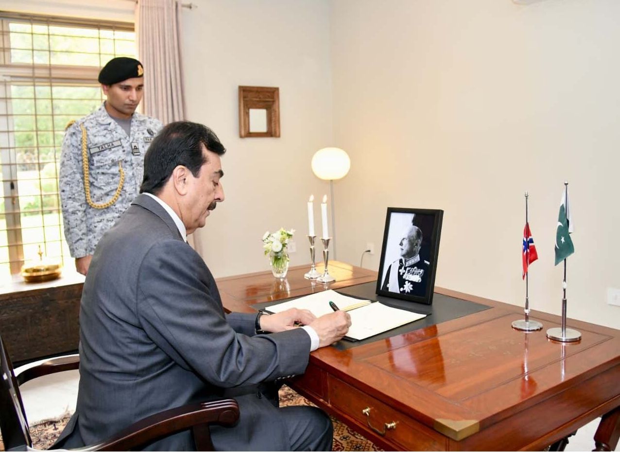 Acting President, Syed Yousaf Raza Gilani recording his condolences in the condolence book opened to mourn the passing of King Harald V, at Embassy of Norway in Islamabad